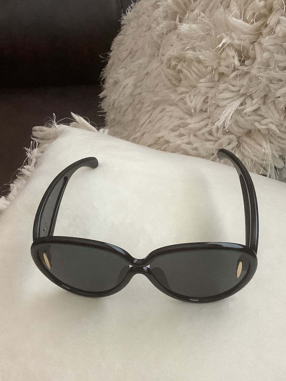 Fashionomics Black Oval Sunglasses with Dark Gray Lenses and Gold Accent